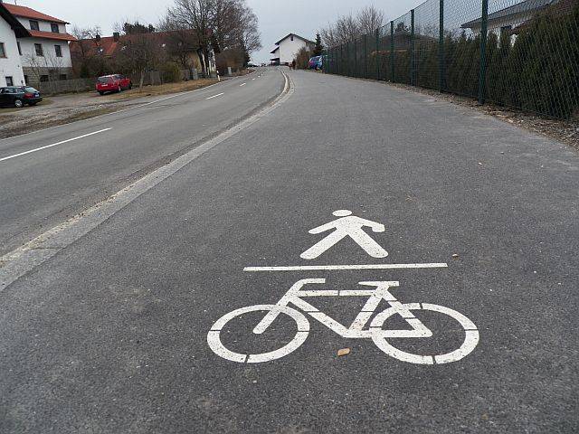 Markierung auf einem Geh- und Radweg in Passau